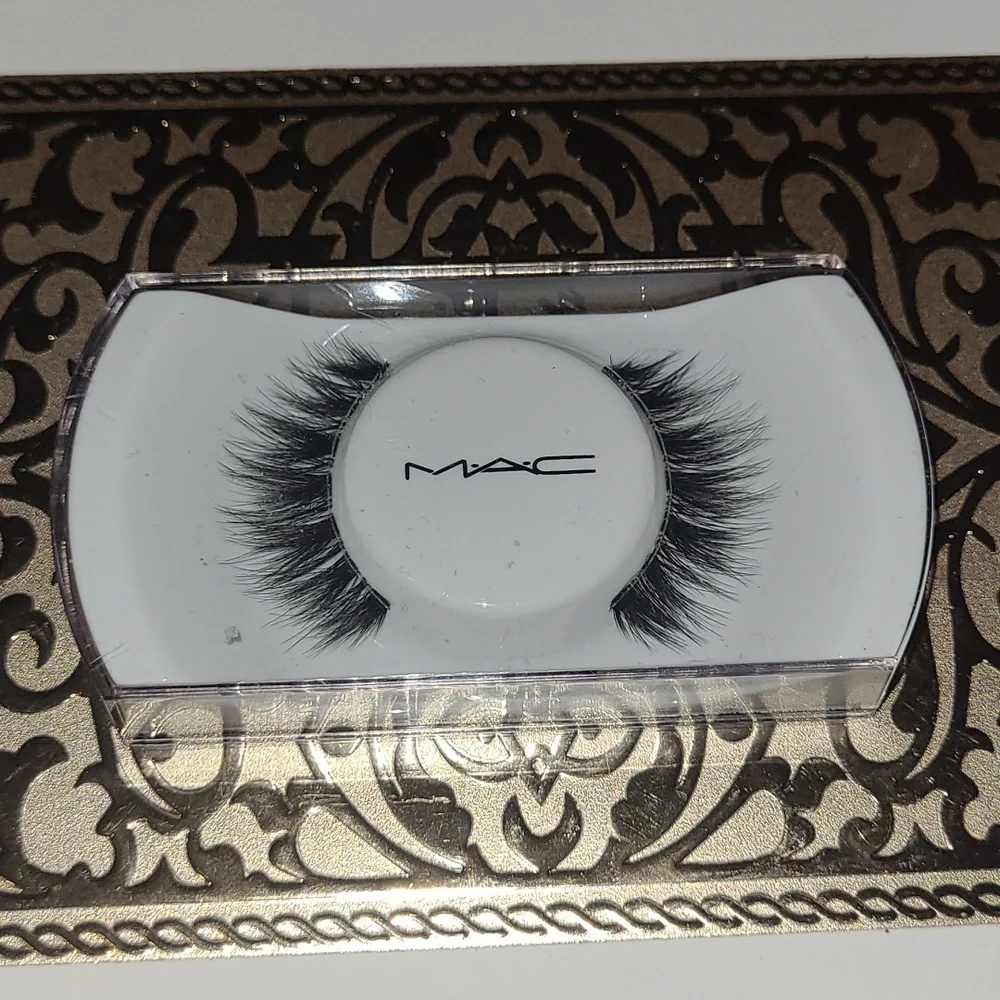 MAC Lashes - Picture 1 of 2